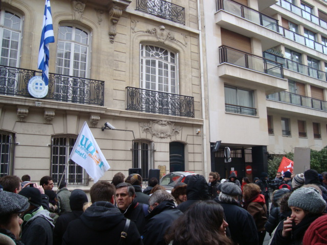 12 fév. 12, devant l'ambassade de Grèce à Paris.